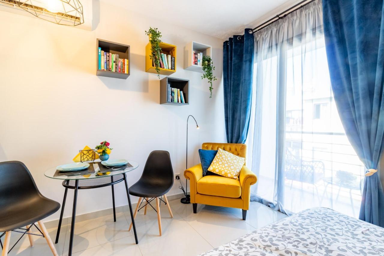 Light House - Seafront Cosy Studio With Library Paphos Esterno foto