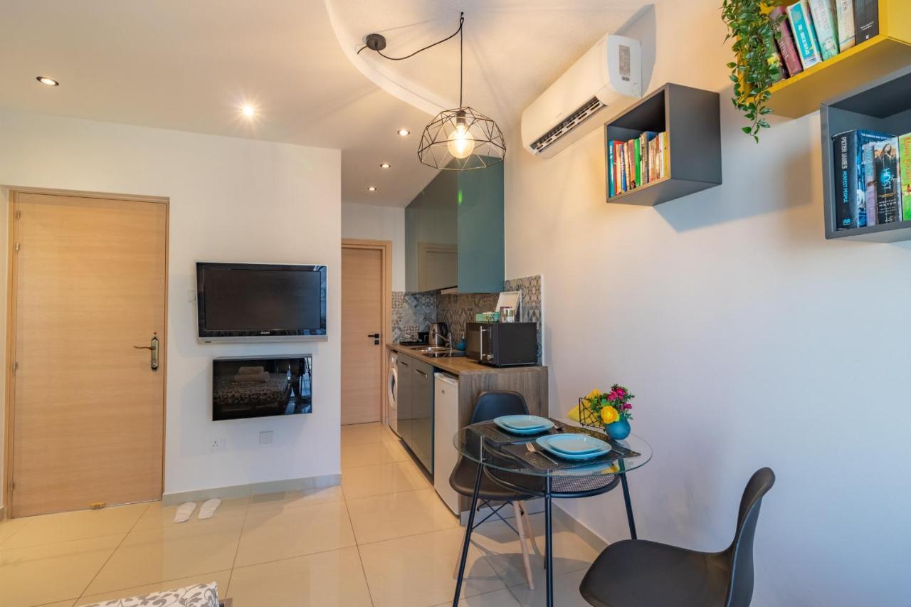 Light House - Seafront Cosy Studio With Library Paphos Esterno foto