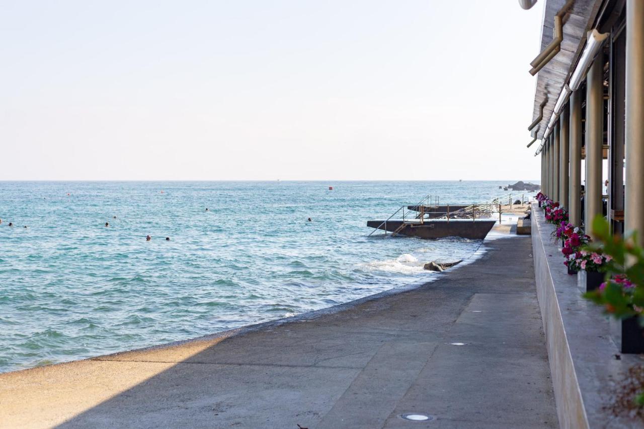 Light House - Seafront Cosy Studio With Library Paphos Esterno foto