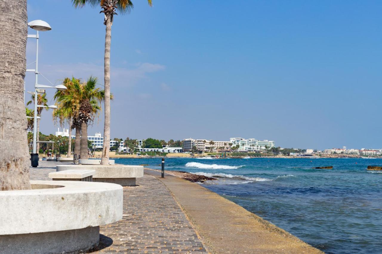 Light House - Seafront Cosy Studio With Library Paphos Esterno foto