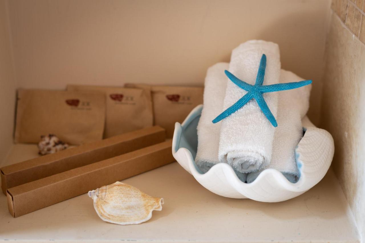 Light House - Seafront Cosy Studio With Library Paphos Esterno foto