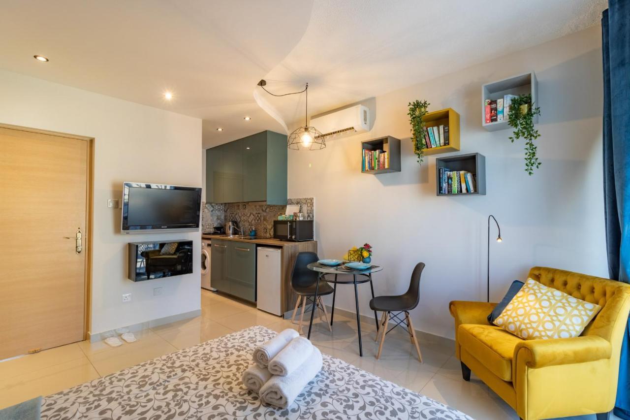 Light House - Seafront Cosy Studio With Library Paphos Esterno foto