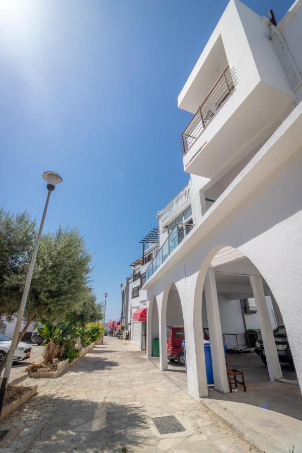 Light House - Seafront Cosy Studio With Library Paphos Esterno foto